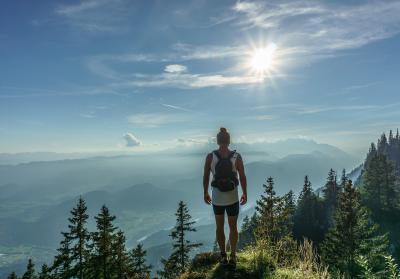 Foto: en person som står på en fjelltopp og skuer utover