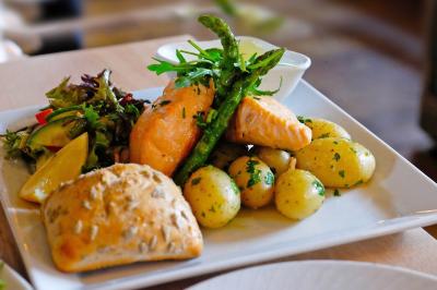 Foto: Middag med laks, poteter, grønnsaker og et rundstykke