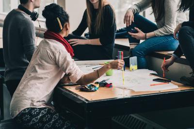 Foto: Ungdommer som sitter på skolen og prater sammen